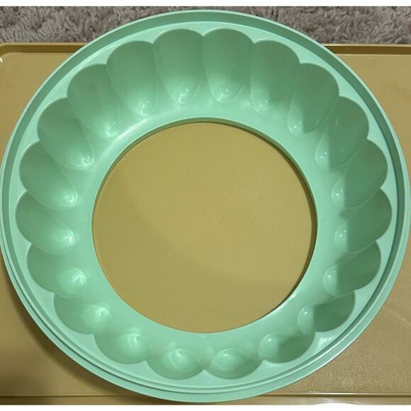 Vintage Tupperware Jello/Bunt Mold w/Lid 1201-2 Mint Green 3 pieces - Picture 4 of 5